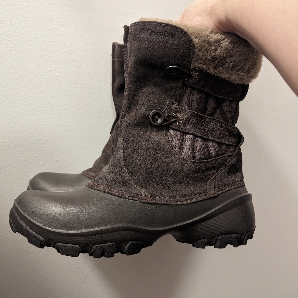 Like new condition Columbia women's boots size 6 beige tan